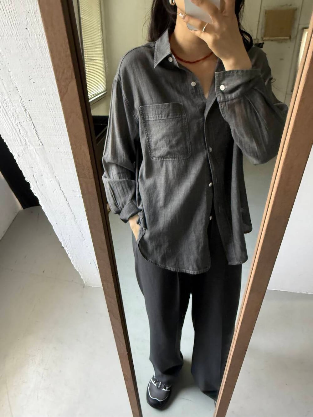 グレー系のスニーカー、ブラック系のシャツ/ブラウス、レッド系のネックレスを着用したレディースの夏コーディネートの4枚目の写真