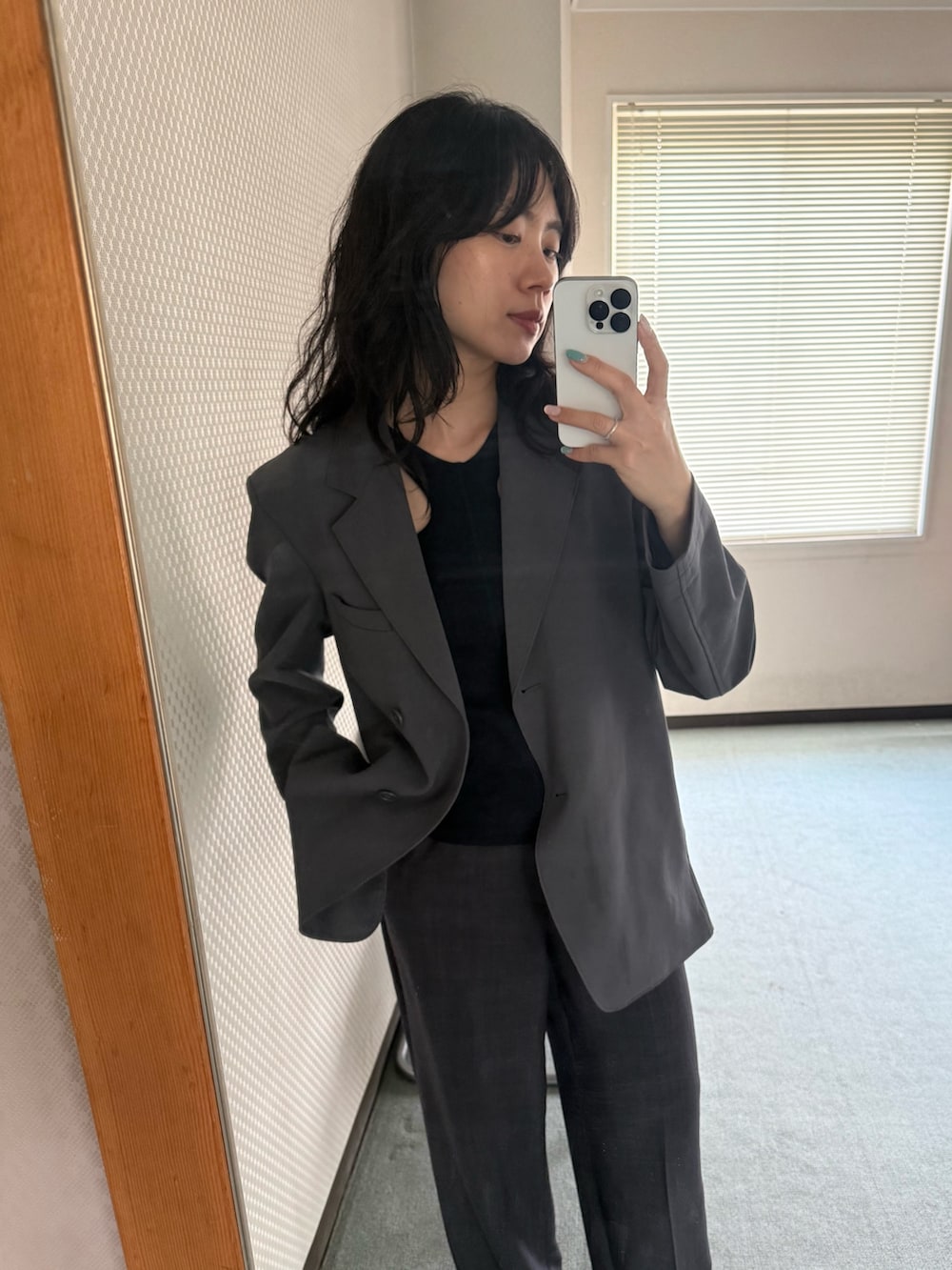 グレー系のその他パンツ、ブルー系のタンクトップを着用したレディースの春コーディネートの2枚目の写真