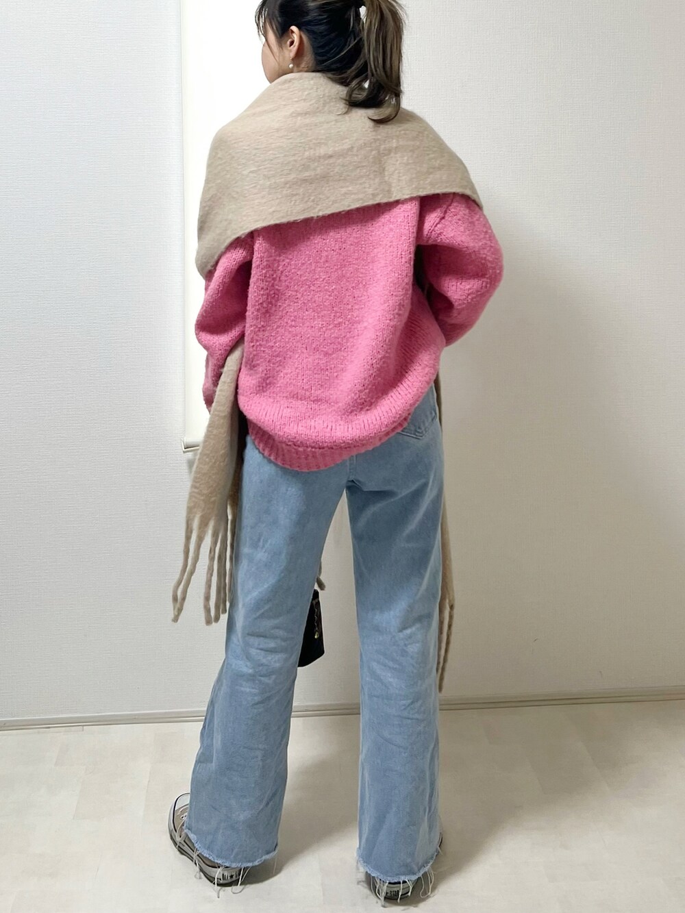 ブルー系のデニムパンツを着用したレディースの春コーディネートの3枚目の写真