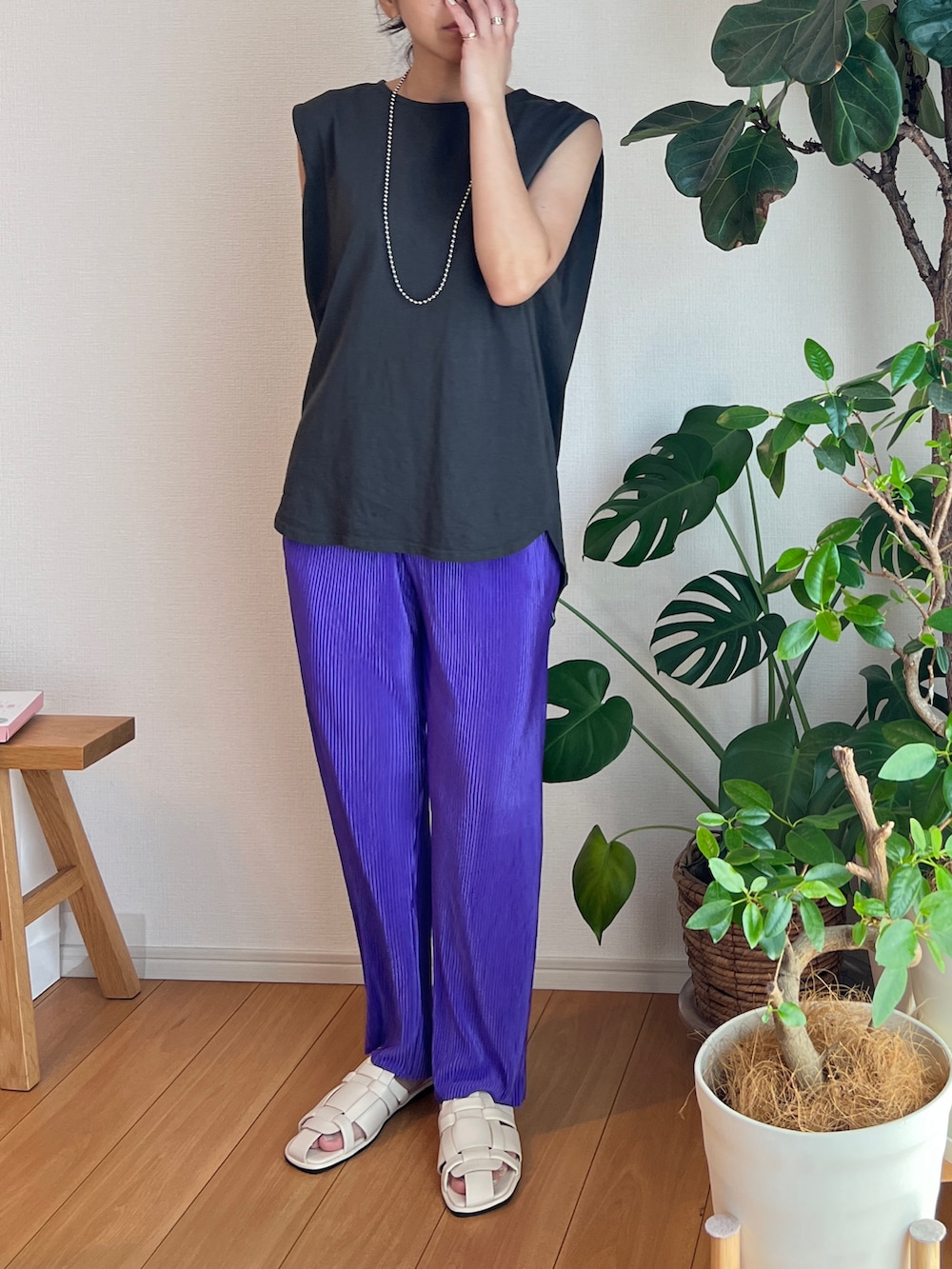 パープル系のその他パンツを着用したレディースの夏コーディネートの2枚目の写真