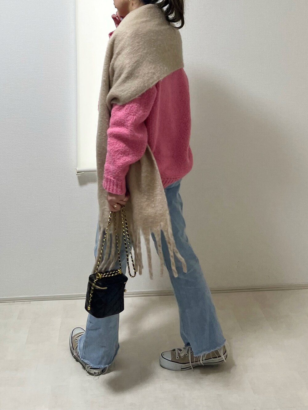 ブルー系のデニムパンツを着用したレディースの春コーディネートの2枚目の写真