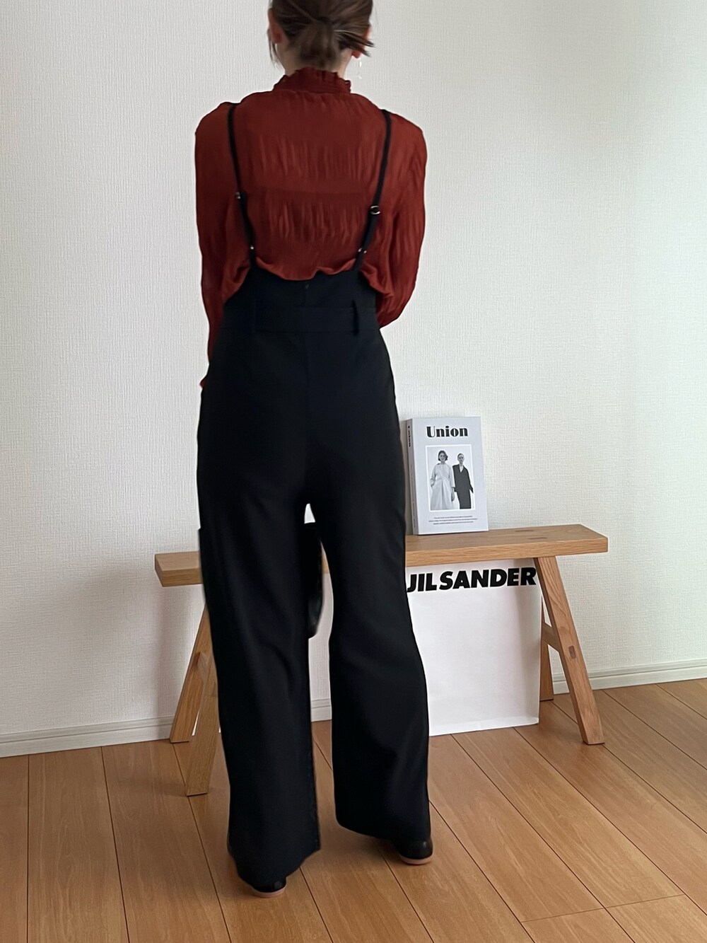 ブラウン系のシャツ/ブラウス、ブラック系のパンプスを着用したレディースの秋コーディネートの3枚目の写真