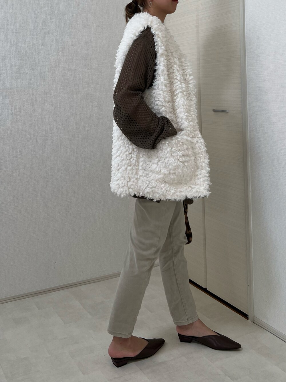 ホワイト系のその他アウター、ブラウン系のTシャツ/カットソーを着用したレディースの秋コーディネートの2枚目の写真