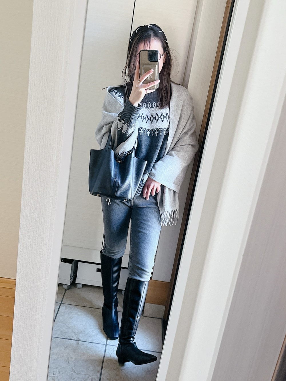 グレー系のニット/セーター、グレー系のその他パンツを着用したレディースの冬コーディネートの2枚目の写真