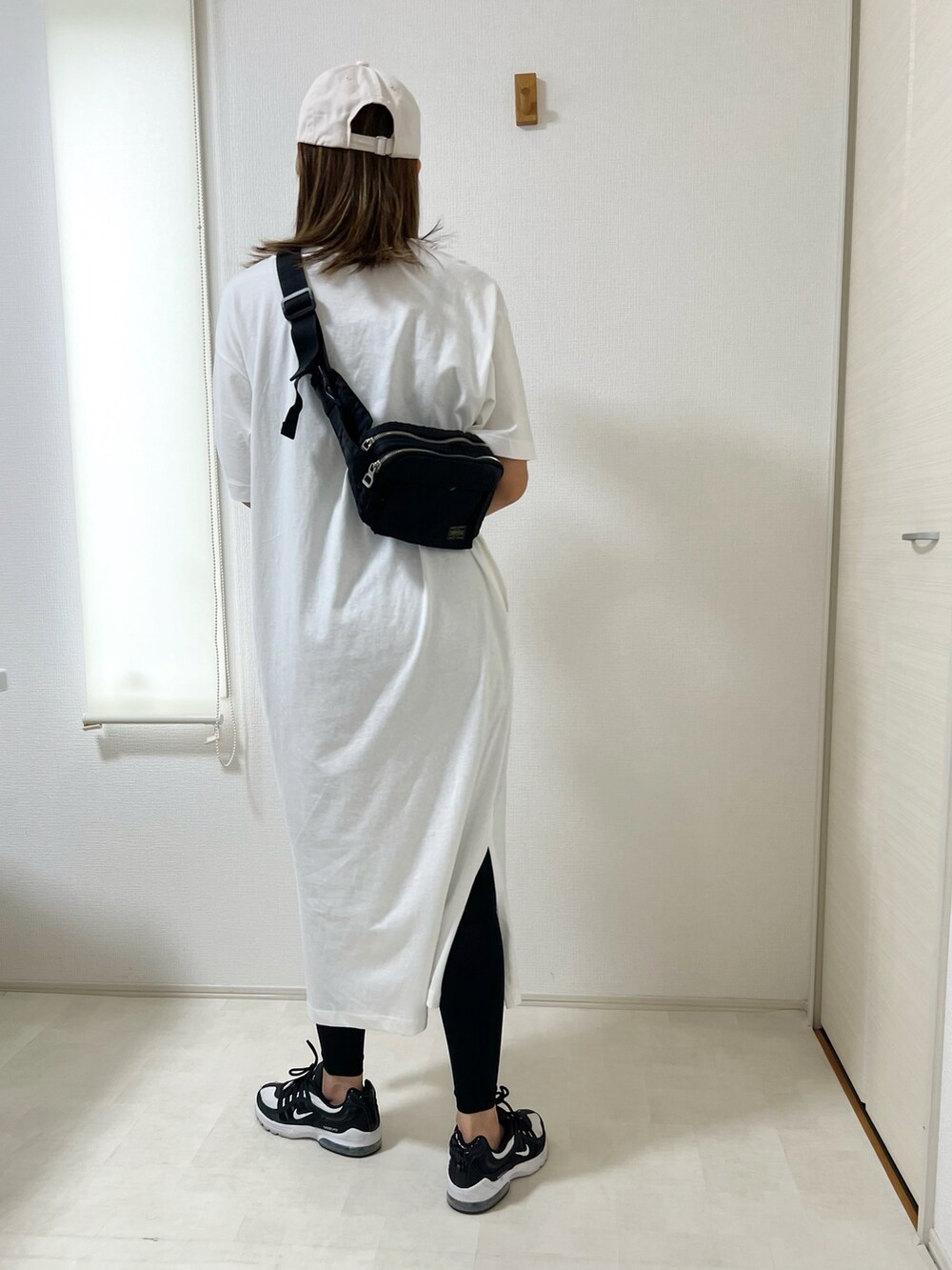 ホワイト系のワンピース、ホワイト系のスニーカーを着用したレディースの秋コーディネートの2枚目の写真