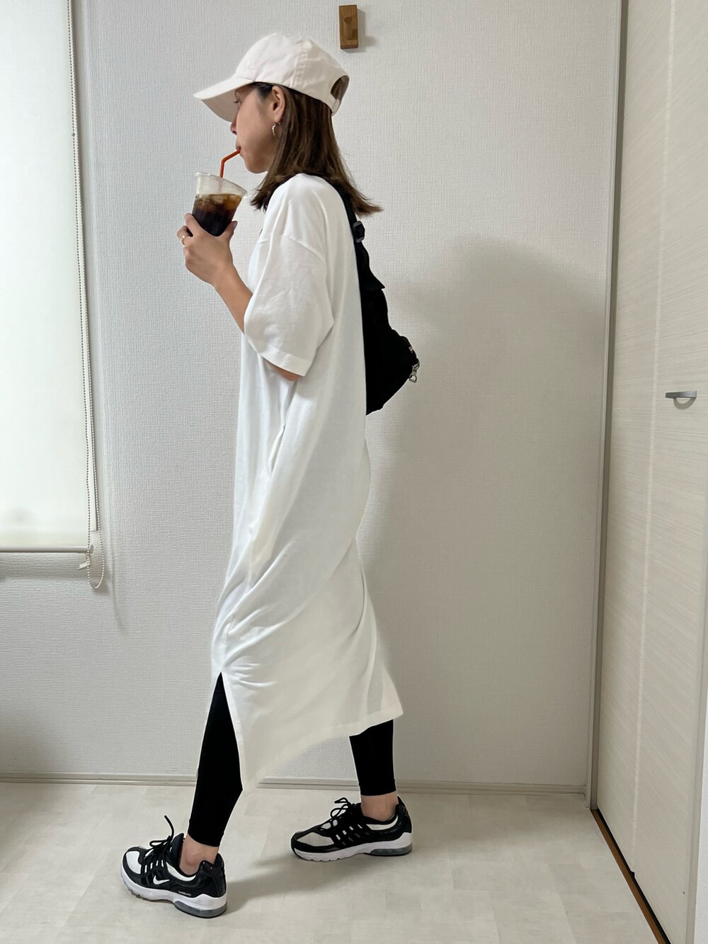 ホワイト系のワンピース、ホワイト系のスニーカーを着用したレディースの秋コーディネートの3枚目の写真