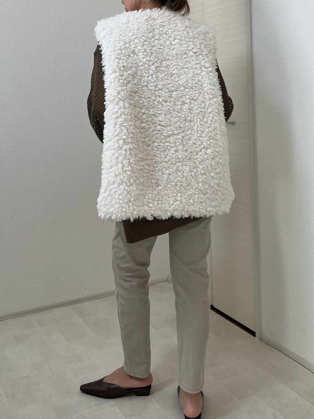 ホワイト系のその他アウター、ブラウン系のTシャツ/カットソーを着用したレディースの秋コーディネートの3枚目の写真