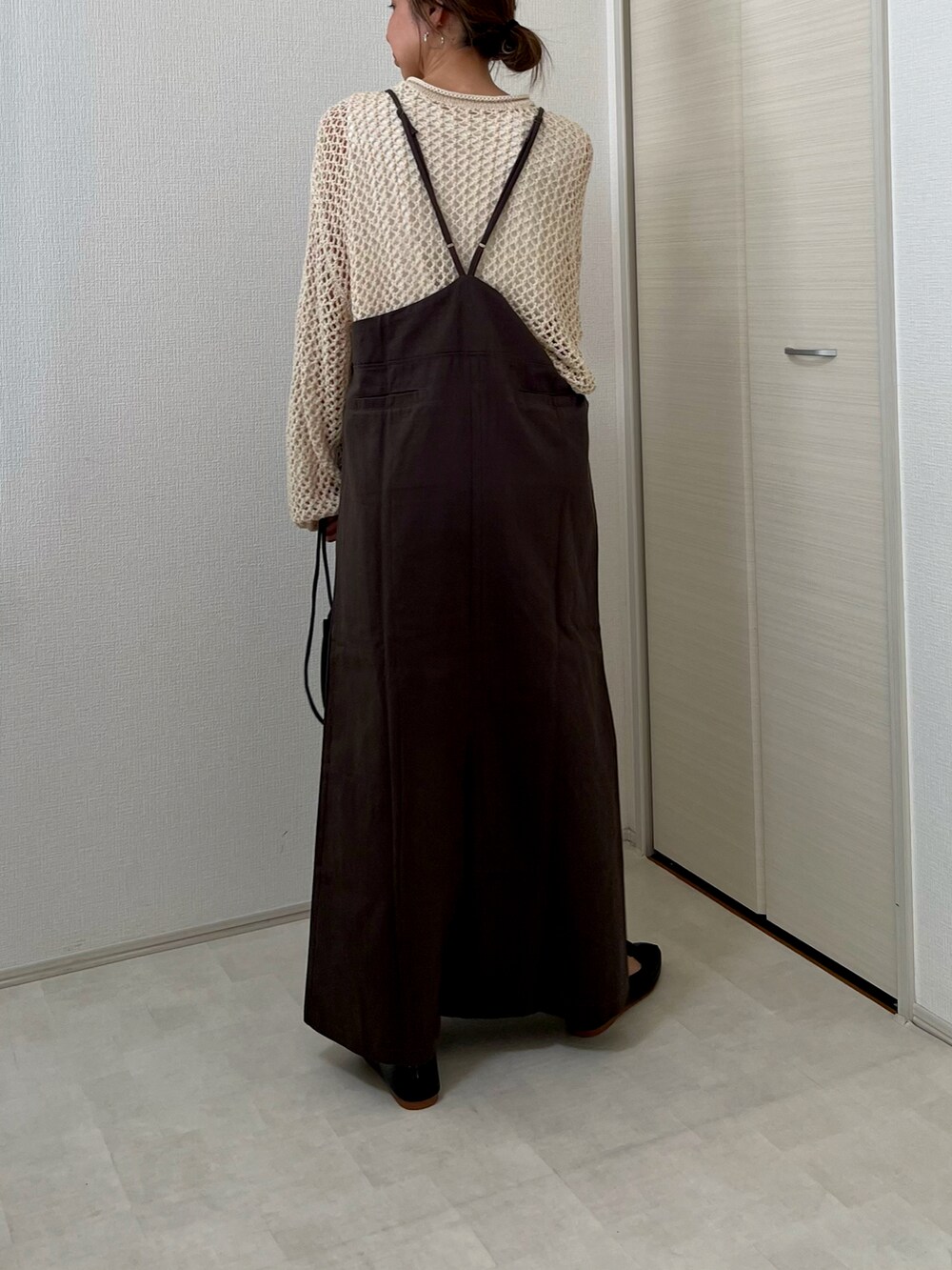 ブラック系のショルダーバッグ、ブラウン系のワンピース、ブラック系のパンプスを着用したレディースの秋コーディネートの3枚目の写真