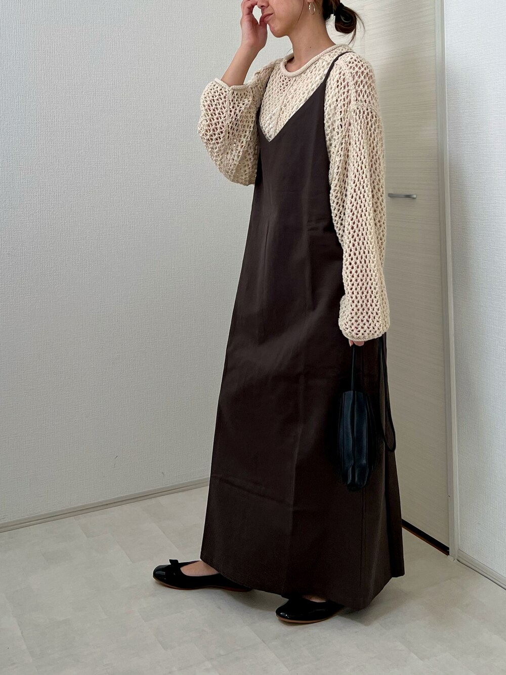 ブラック系のショルダーバッグ、ブラウン系のワンピース、ブラック系のパンプスを着用したレディースの秋コーディネートの2枚目の写真