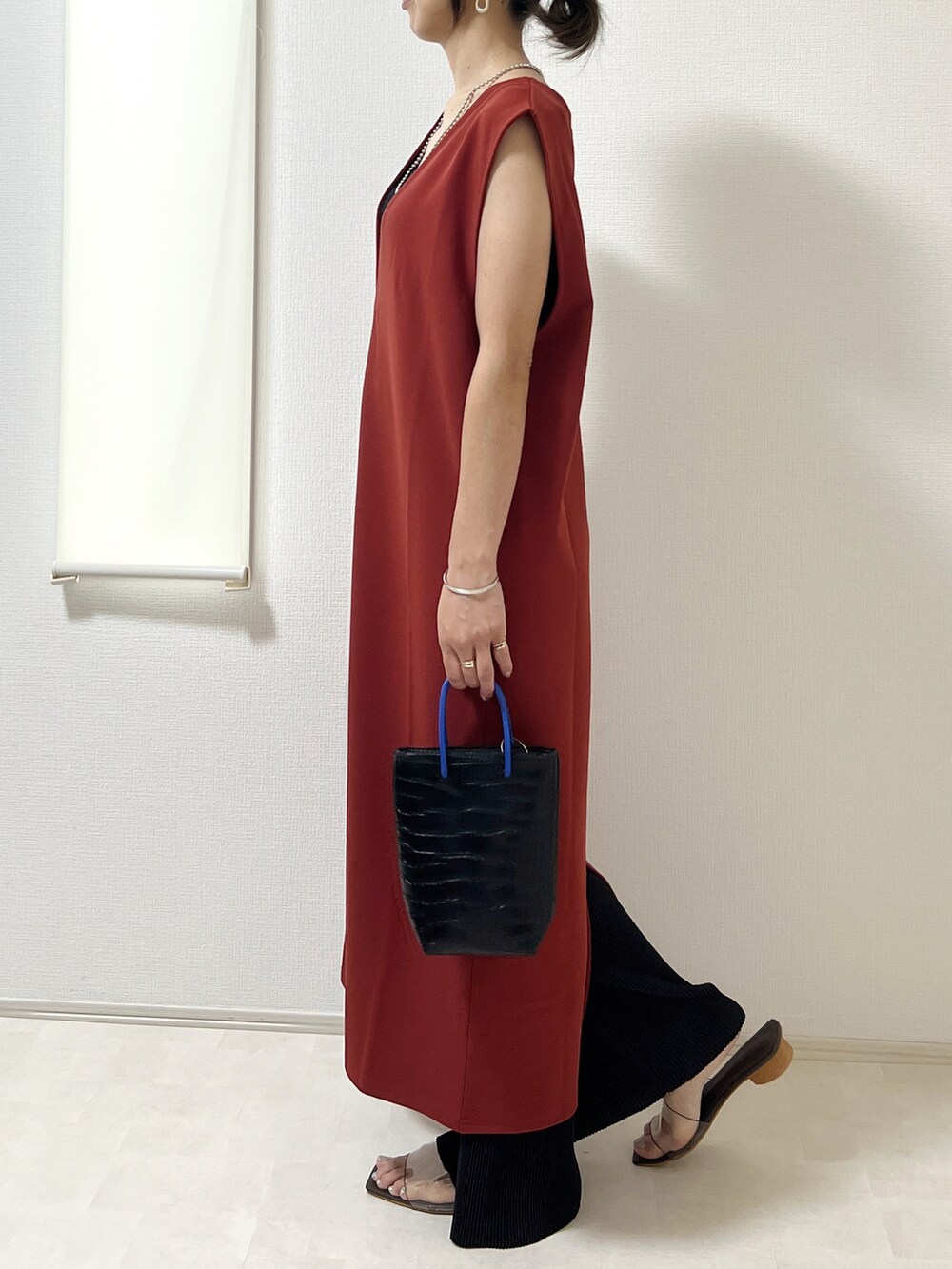 レッド系のワンピースを着用したレディースの夏コーディネートの2枚目の写真