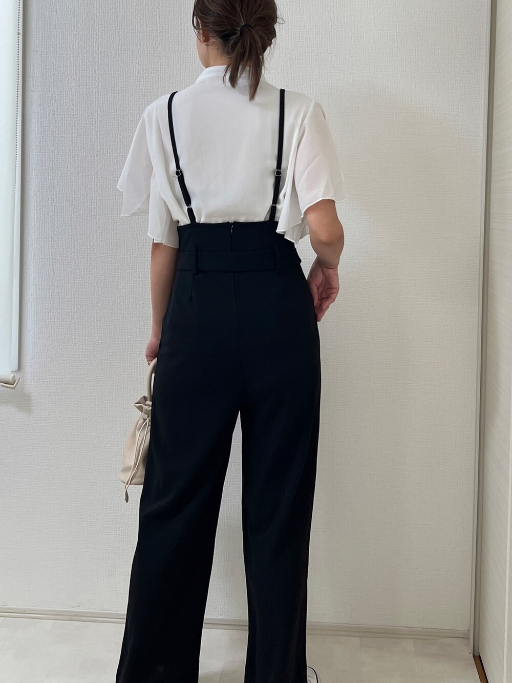 ベージュ系のショルダーバッグを着用したレディースの夏コーディネートの3枚目の写真