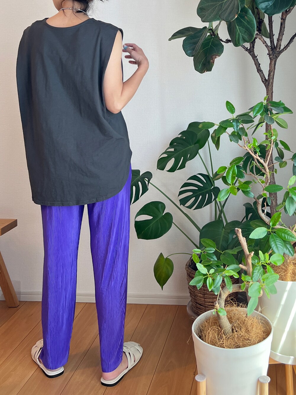 パープル系のその他パンツを着用したレディースの夏コーディネートの3枚目の写真