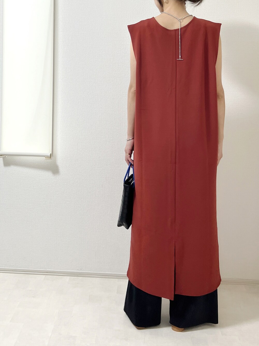 レッド系のワンピースを着用したレディースの夏コーディネートの3枚目の写真