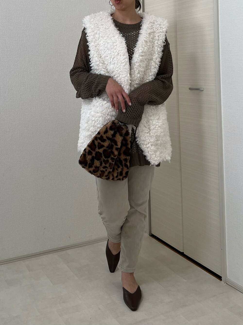 ホワイト系のその他アウター、ブラウン系のTシャツ/カットソーを着用したレディースの秋コーディネートの4枚目の写真