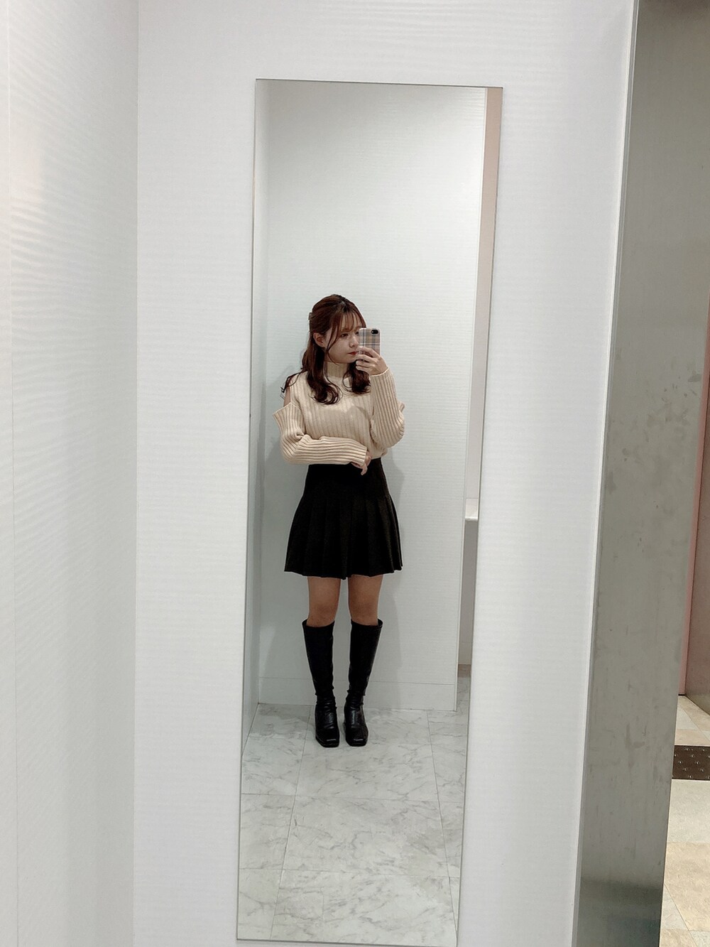 「秋服、秋コーデ、大学生、大学生コーデ、今日のコーデ、キレイめ、フェミニン、肩あきニット、肩あき、プリーツスカート、ロングブーツ、ロングブーツコーデ、低身長コーデ、ニット、デート」｜「AliExpressのアイテム（スカート、ブラウン系）」を使った、ももこさん（レディース・154cm）の秋コーディネートの2枚目の写真