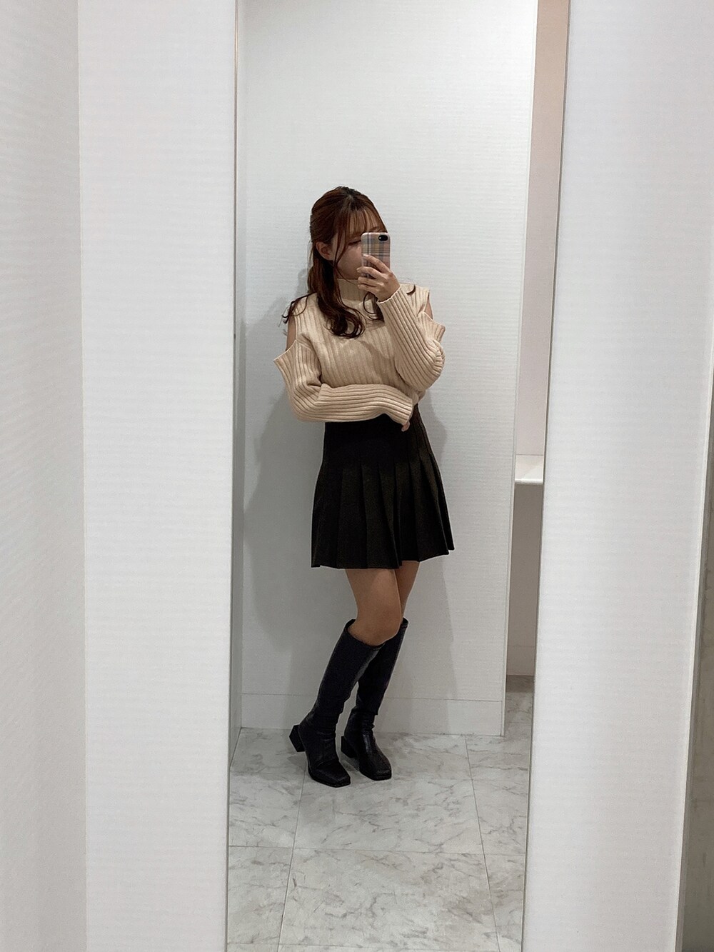 「秋服、秋コーデ、大学生、大学生コーデ、今日のコーデ、キレイめ、フェミニン、肩あきニット、肩あき、プリーツスカート、ロングブーツ、ロングブーツコーデ、低身長コーデ、ニット、デート」｜「AliExpressのアイテム（スカート、ブラウン系）」を使った、ももこさん（レディース・154cm）の秋コーディネートの3枚目の写真