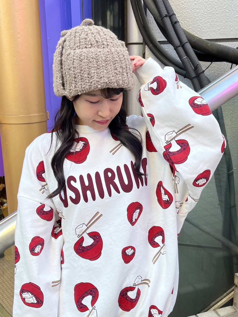 その他のスウェット、ベージュ系のキャップを着用したレディースの冬コーディネートの2枚目の写真