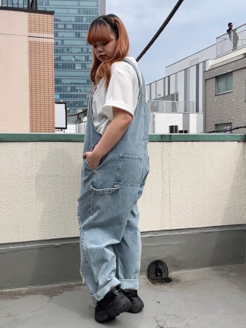 ブルー系のサロペット/オーバーオール、ホワイト系のTシャツ/カットソーを着用したレディースの夏コーディネートの4枚目の写真