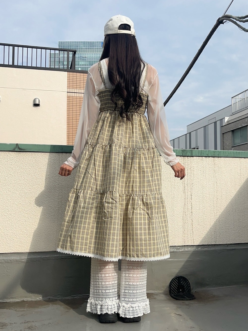ホワイト系のその他パンツ、イエロー系のワンピース、ホワイト系のTシャツ/カットソーを着用したレディースの秋コーディネートの5枚目の写真
