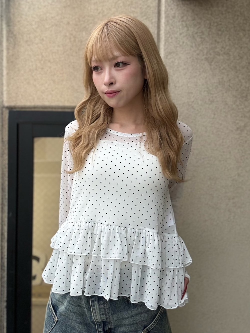 ブルー系のデニムパンツ、ホワイト系のTシャツ/カットソーを着用したレディースの夏コーディネートの6枚目の写真
