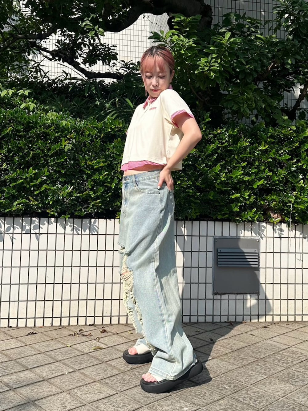 ブルー系のデニムパンツ、ホワイト系のTシャツ/カットソーを着用したレディースの夏コーディネートの4枚目の写真