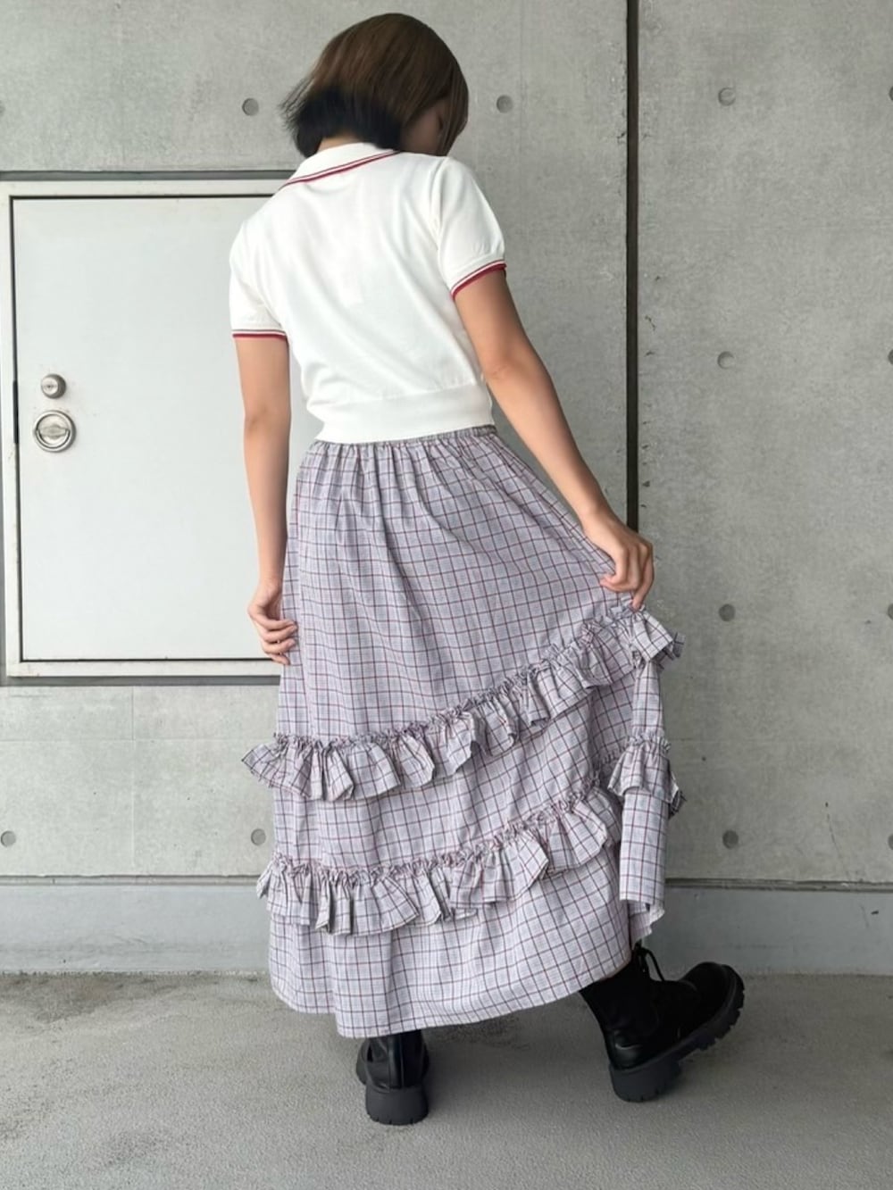 ブルー系のスカート、ホワイト系のポロシャツを着用したレディースの夏コーディネートの5枚目の写真