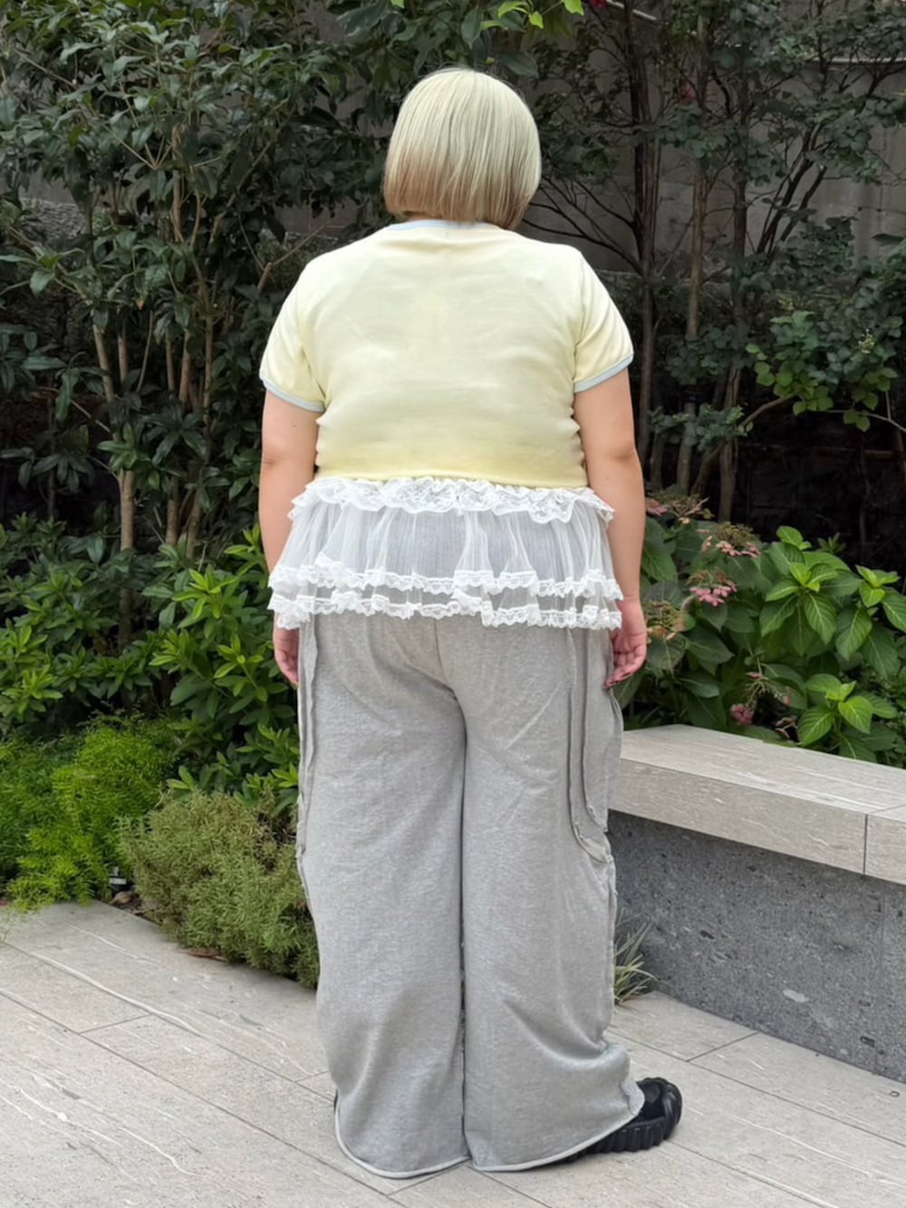 グレー系のスウェットパンツ、ホワイト系のスカート、イエロー系のTシャツ/カットソーを着用したレディースの夏コーディネートの4枚目の写真