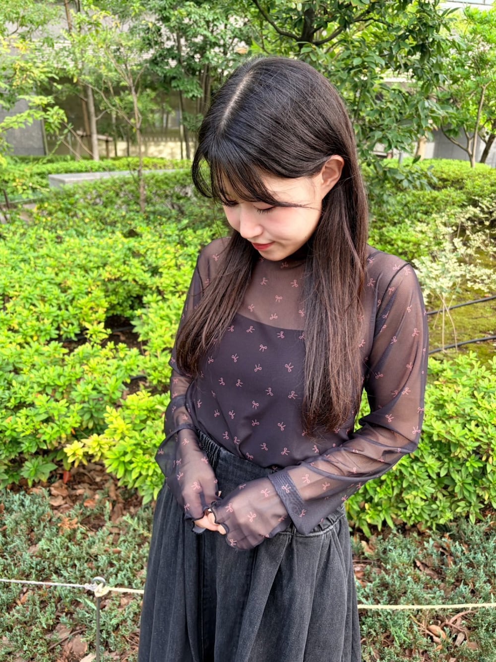 ブラック系のスカート、ブラック系のTシャツ/カットソーを着用したレディースの秋コーディネートの2枚目の写真