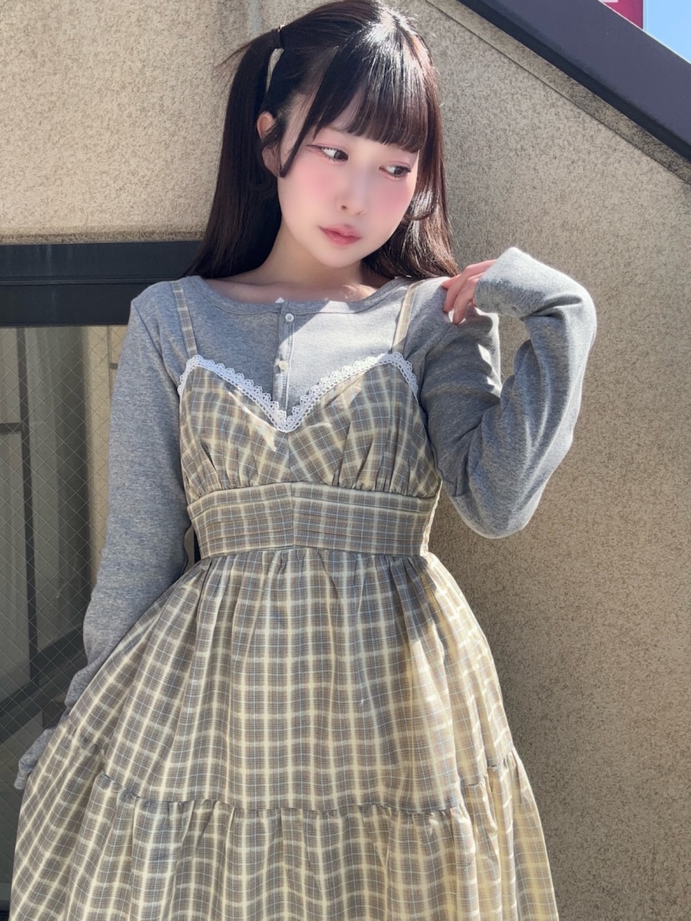 イエロー系のワンピース、グレー系のカーディガン/ボレロを着用したレディースの春コーディネートの5枚目の写真