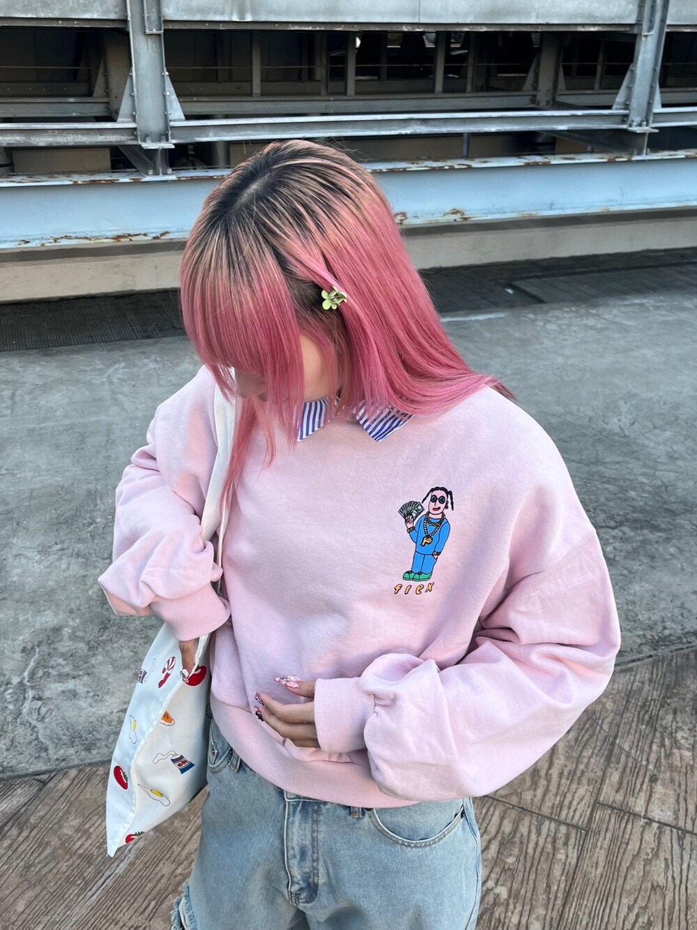 ブルー系のデニムパンツ、ピンク系のスウェット、ブルー系のシャツ/ブラウスを着用したレディースの秋コーディネートの2枚目の写真