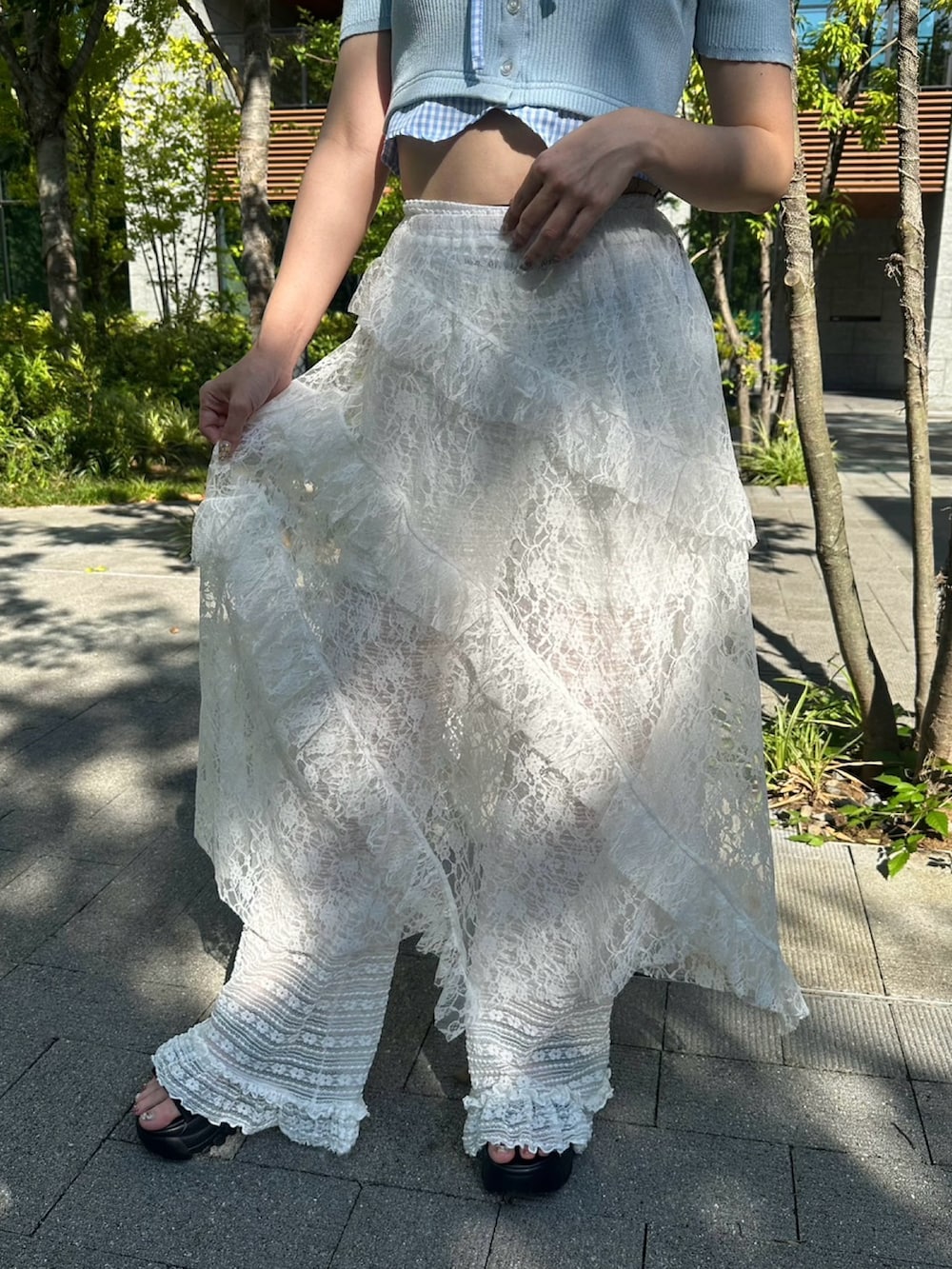ブルー系のカーディガン/ボレロ、ホワイト系のスカート、ホワイト系のその他パンツを着用したレディースの夏コーディネートの5枚目の写真