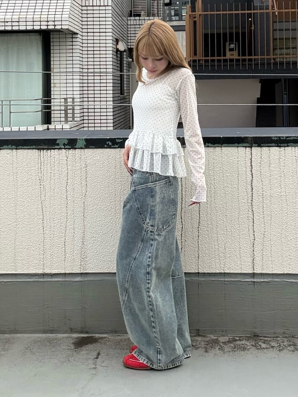 ブルー系のデニムパンツ、ホワイト系のTシャツ/カットソーを着用したレディースの夏コーディネートの4枚目の写真