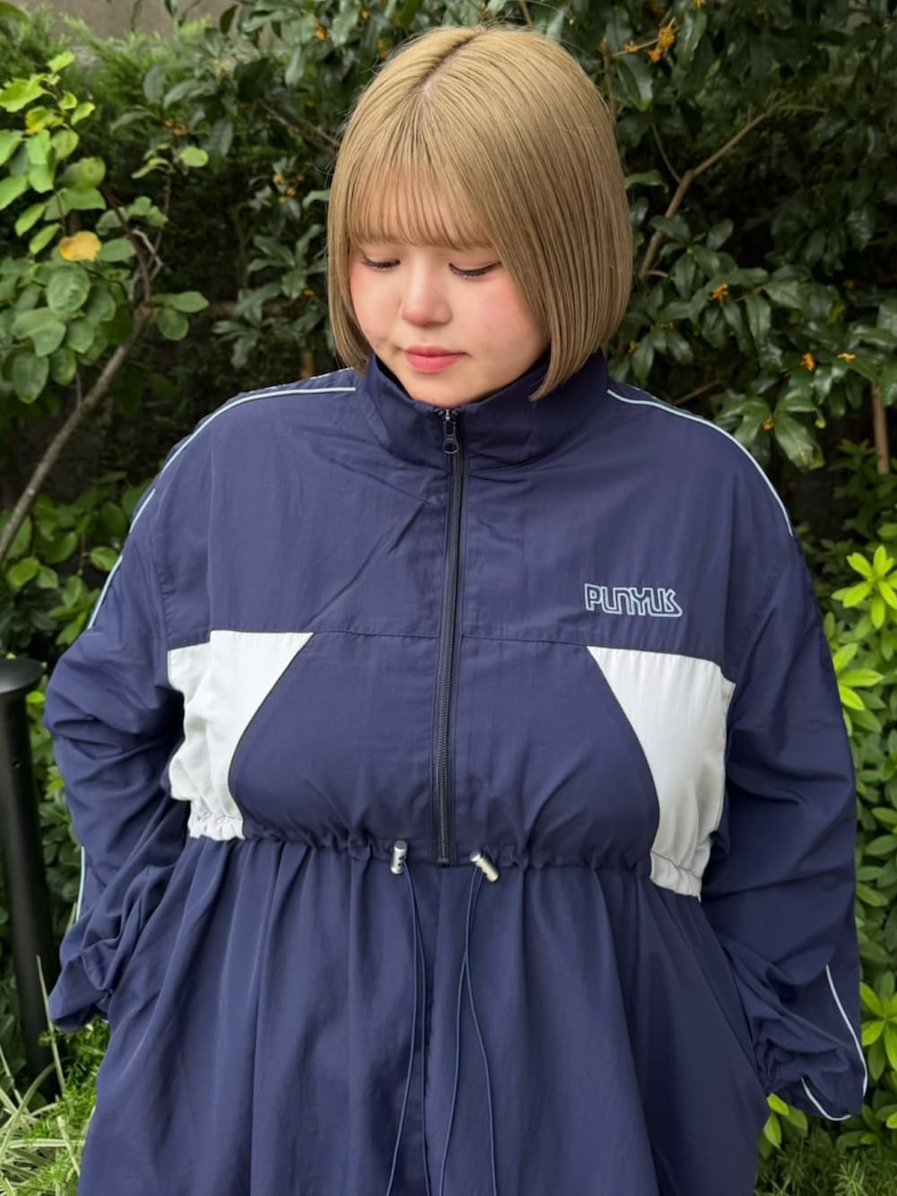 ブルー系のワンピース、ブルー系のデニムパンツを着用したレディースの秋コーディネートの5枚目の写真