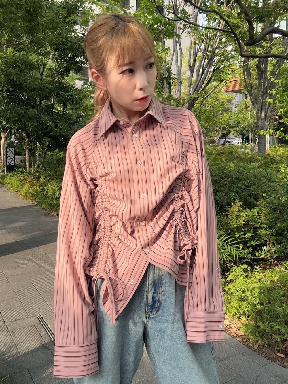 ピンク系のシャツ/ブラウス、ブルー系のその他パンツを着用したレディースの秋コーディネートの4枚目の写真