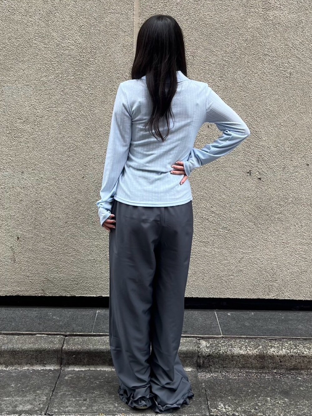 グレー系のスラックス、ブルー系のカーディガン/ボレロを着用したレディースの秋コーディネートの4枚目の写真