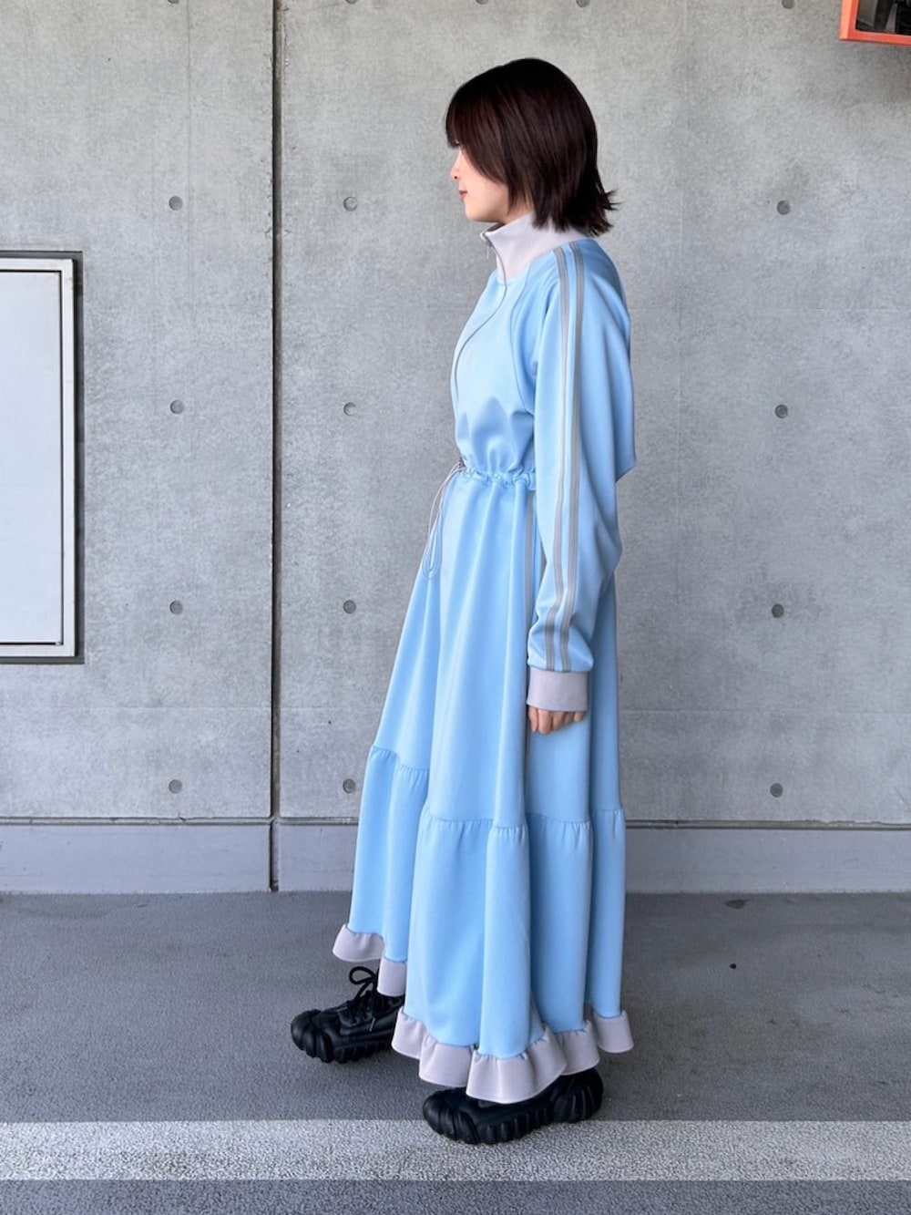 ブルー系のワンピースを着用したレディースの春コーディネートの5枚目の写真