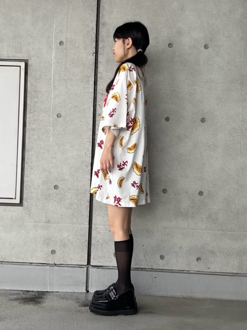 レッド系のTシャツ/カットソーを着用したレディースの夏コーディネートの2枚目の写真