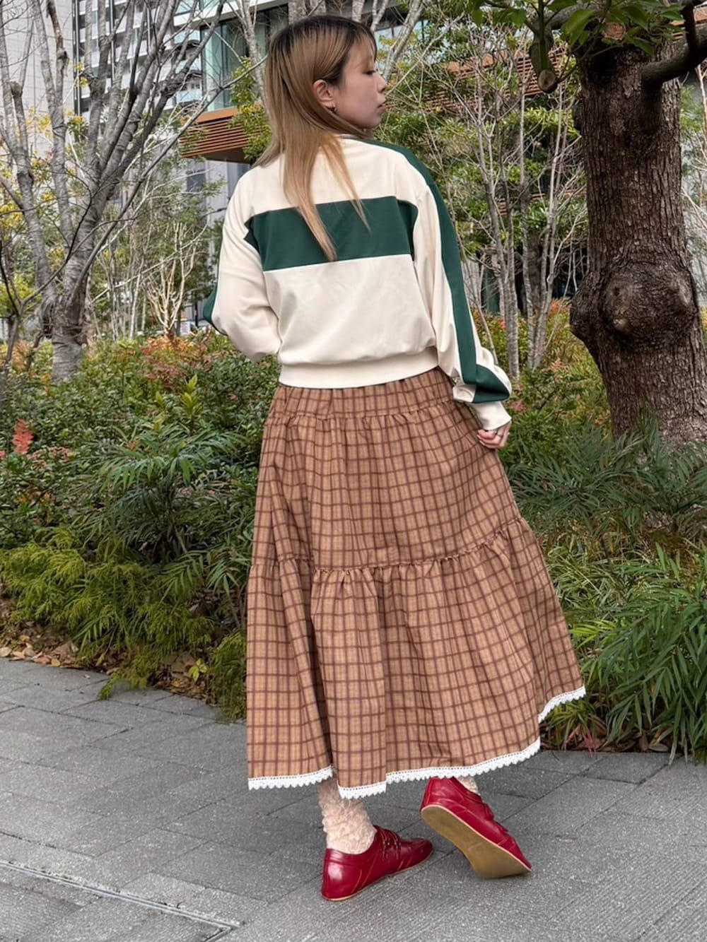 ブラウン系のワンピース、ホワイト系のジャージを着用したレディースの春コーディネートの4枚目の写真