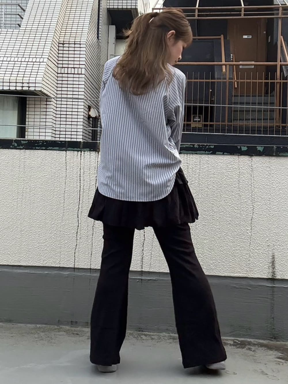 ブラック系のシャツ/ブラウス、ブラック系のその他パンツを着用したレディースの春コーディネートの4枚目の写真