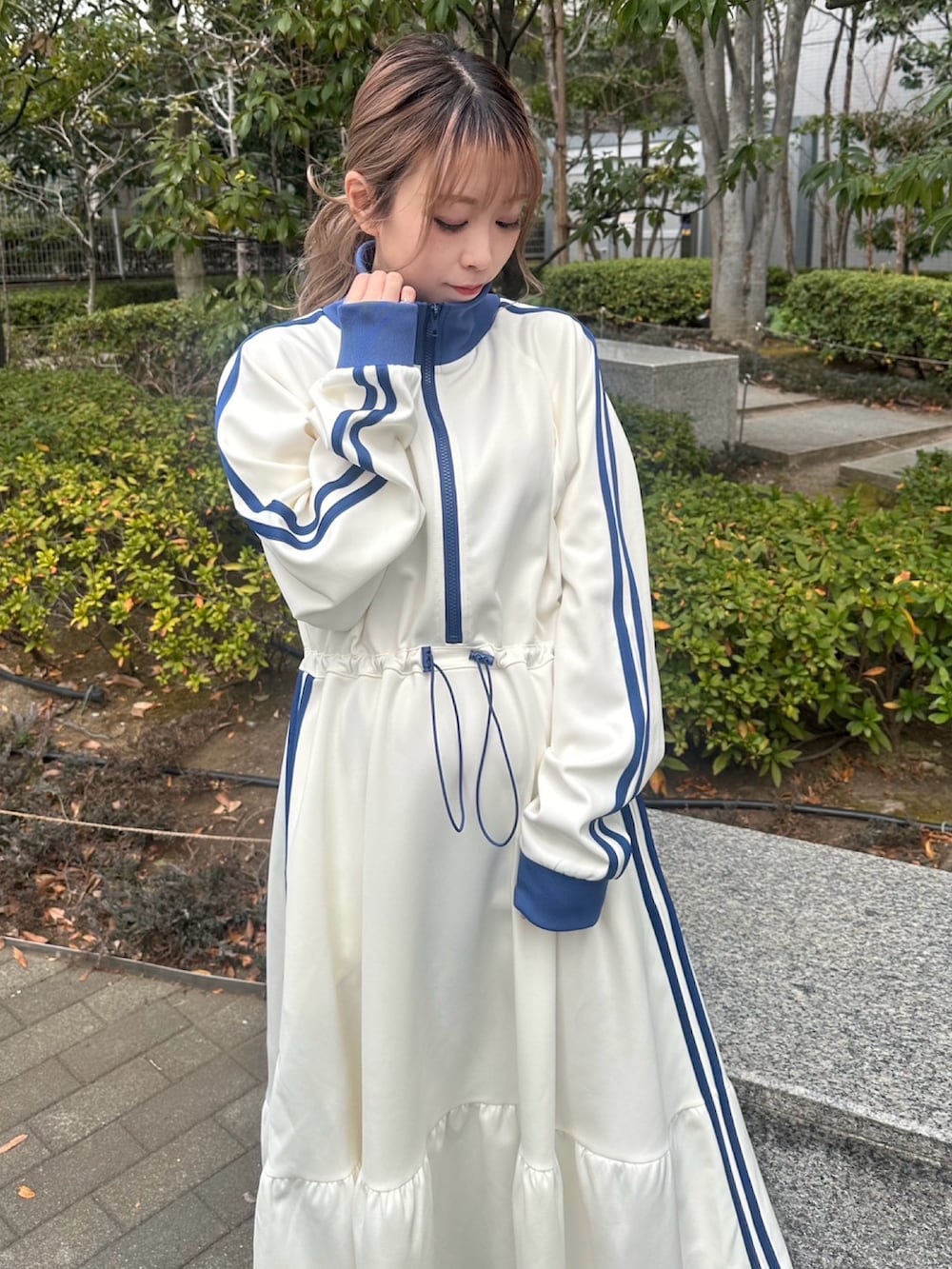 ホワイト系のワンピースを着用したレディースの冬コーディネートの2枚目の写真