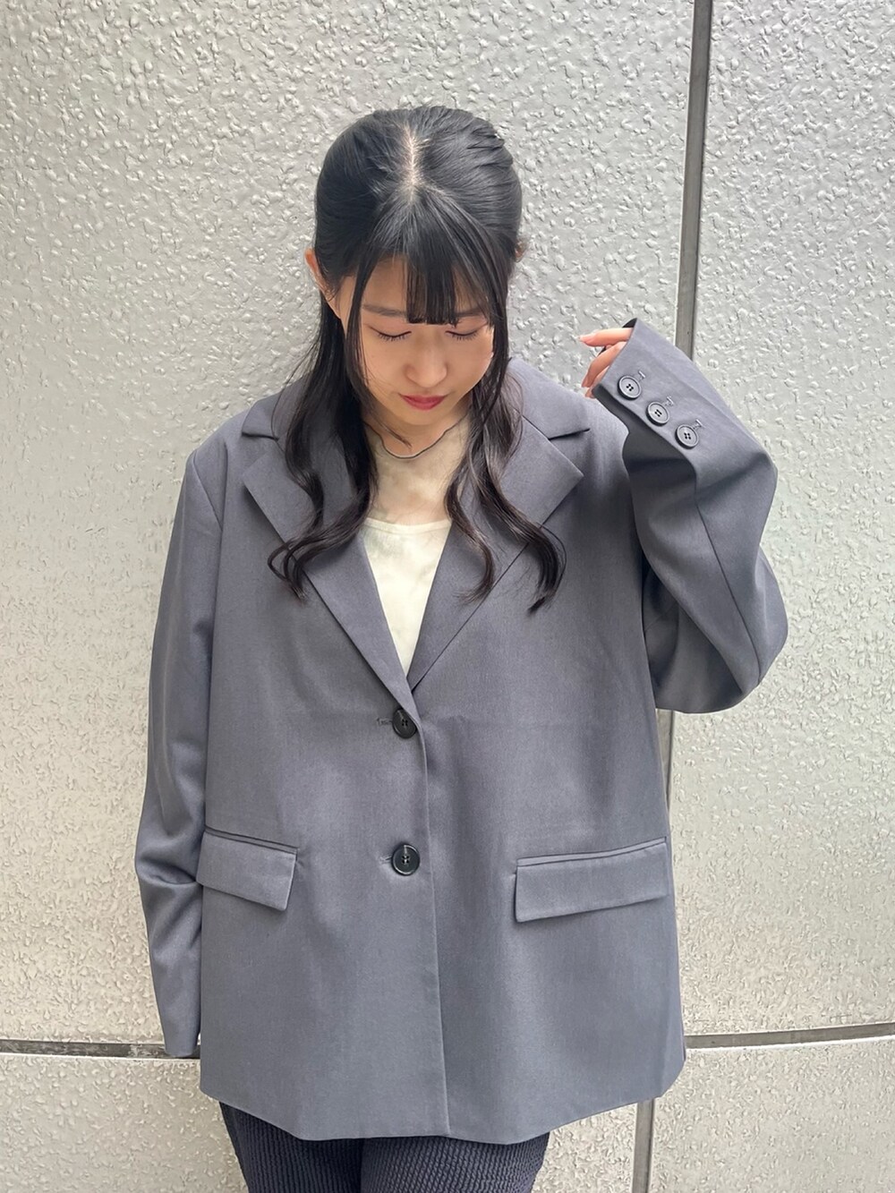 グレー系のその他パンツ、グレー系のテーラードジャケット、ホワイト系のTシャツ/カットソーを着用したレディースの春コーディネートの2枚目の写真