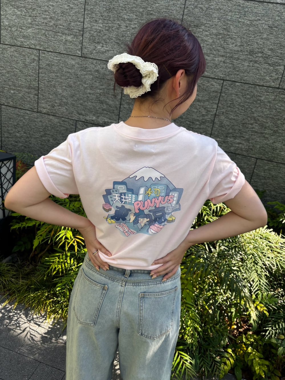 ブルー系のデニムパンツ、ピンク系のTシャツ/カットソーを着用したレディースの夏コーディネートの5枚目の写真