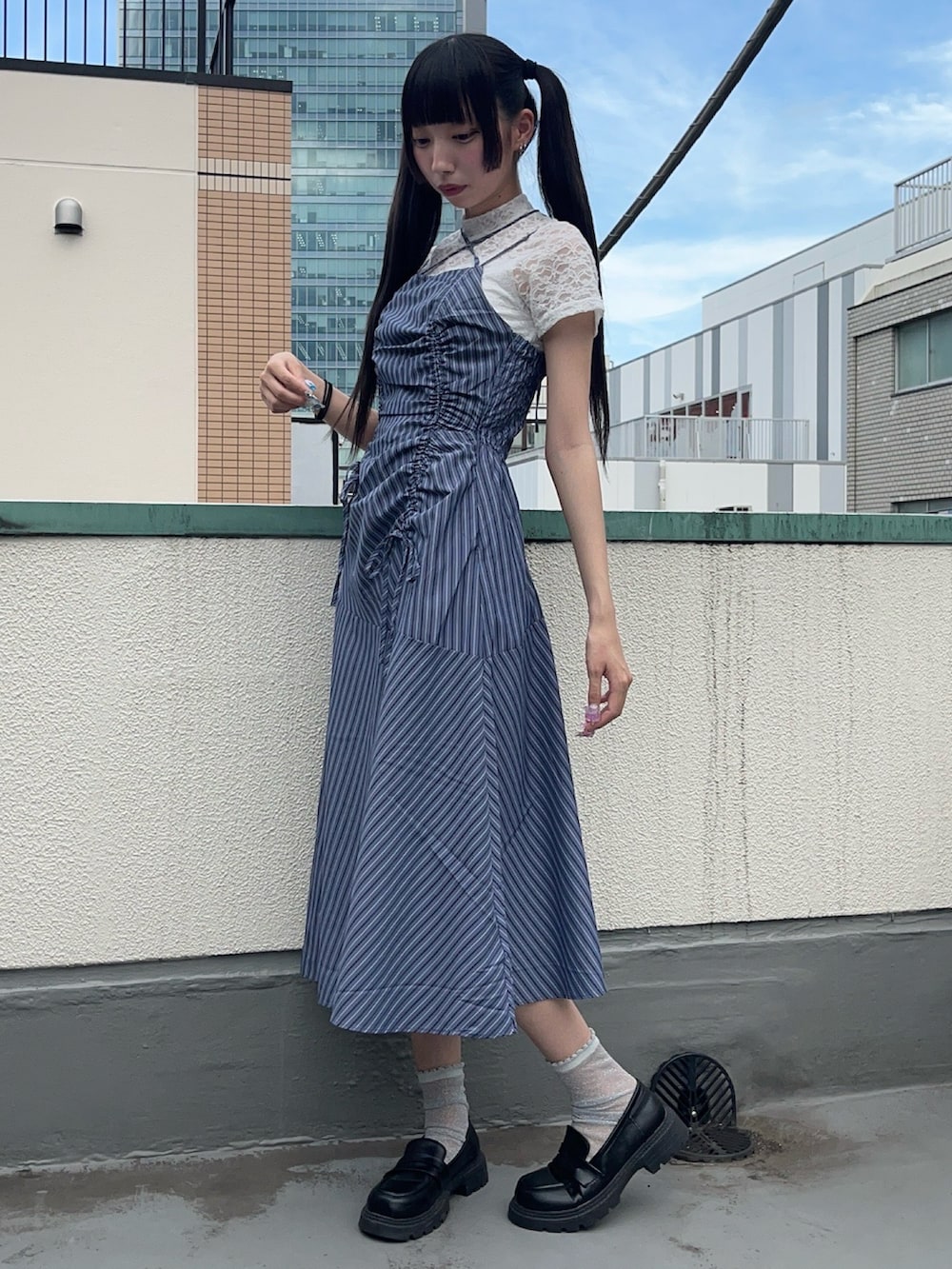 グレー系のワンピース、ホワイト系のTシャツ/カットソーを着用したレディースの夏コーディネートの2枚目の写真