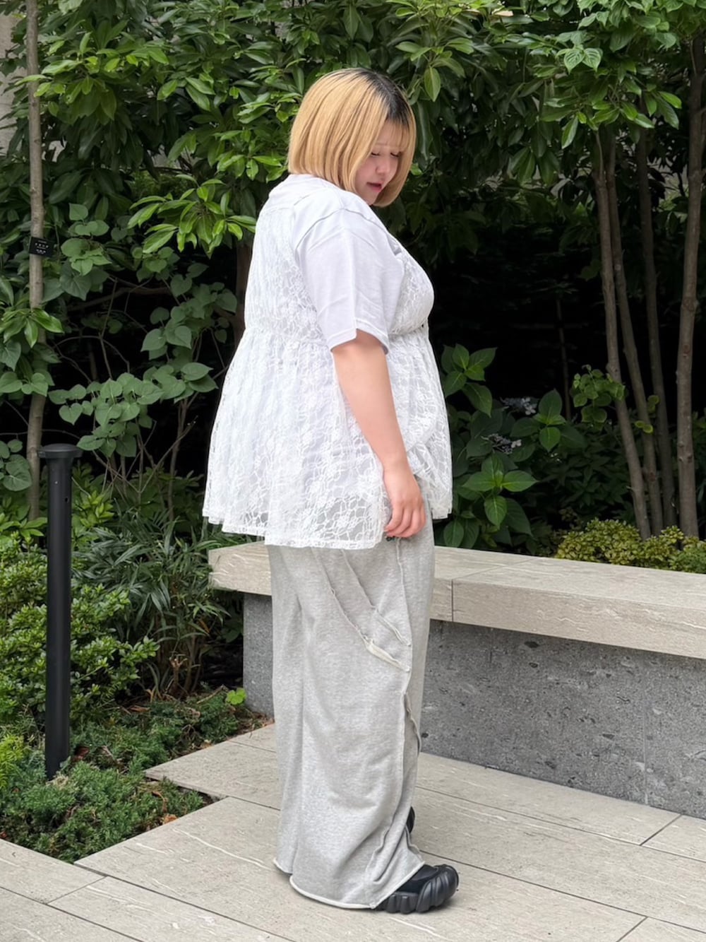 グレー系のスウェットパンツ、ホワイト系のワンピース、パープル系のTシャツ/カットソーを着用したレディースの夏コーディネートの3枚目の写真