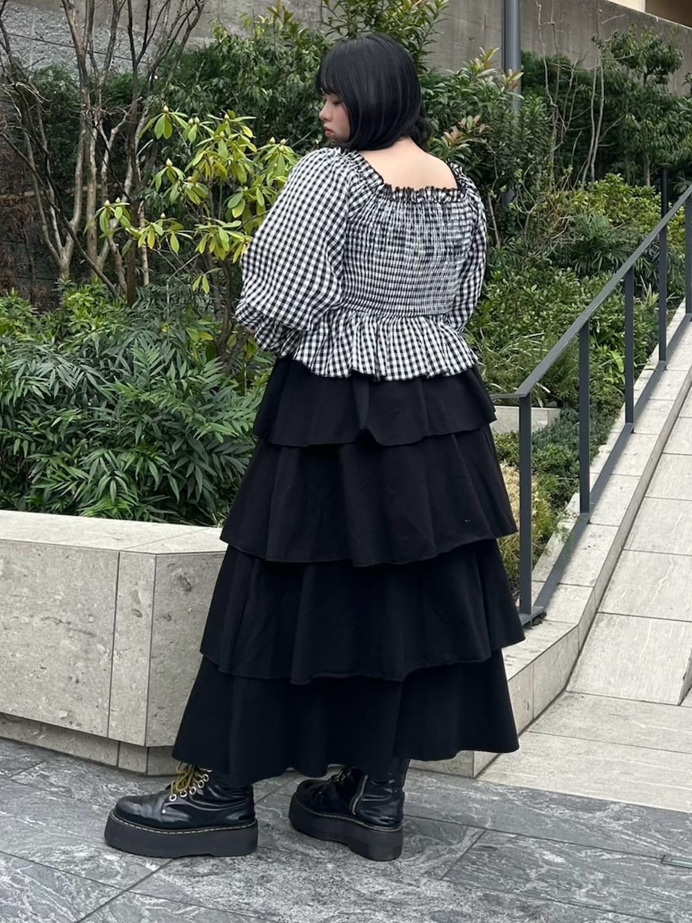 ブラック系のスカート、ブラック系のシャツ/ブラウスを着用したレディースの春コーディネートの5枚目の写真