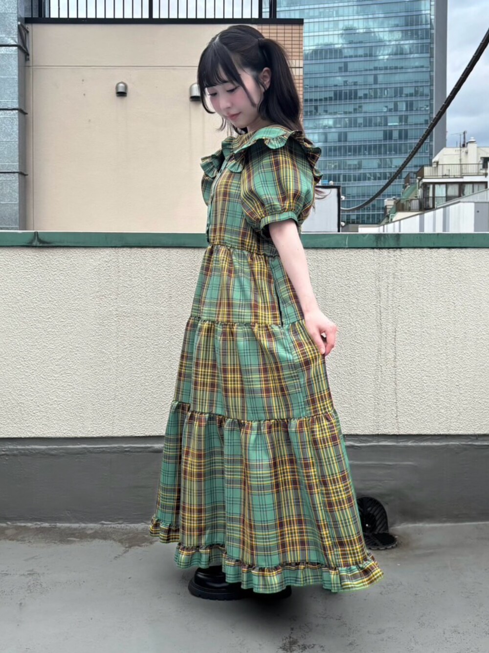 グリーン系のワンピースを着用したレディースの夏コーディネートの2枚目の写真