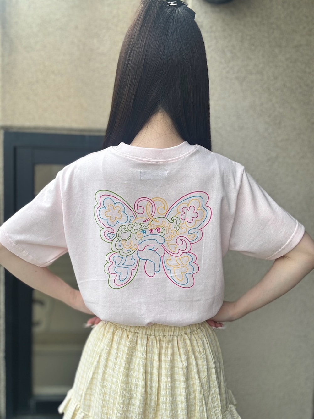 イエロー系のスカート、ピンク系のTシャツ/カットソーを着用したレディースの夏コーディネートの6枚目の写真