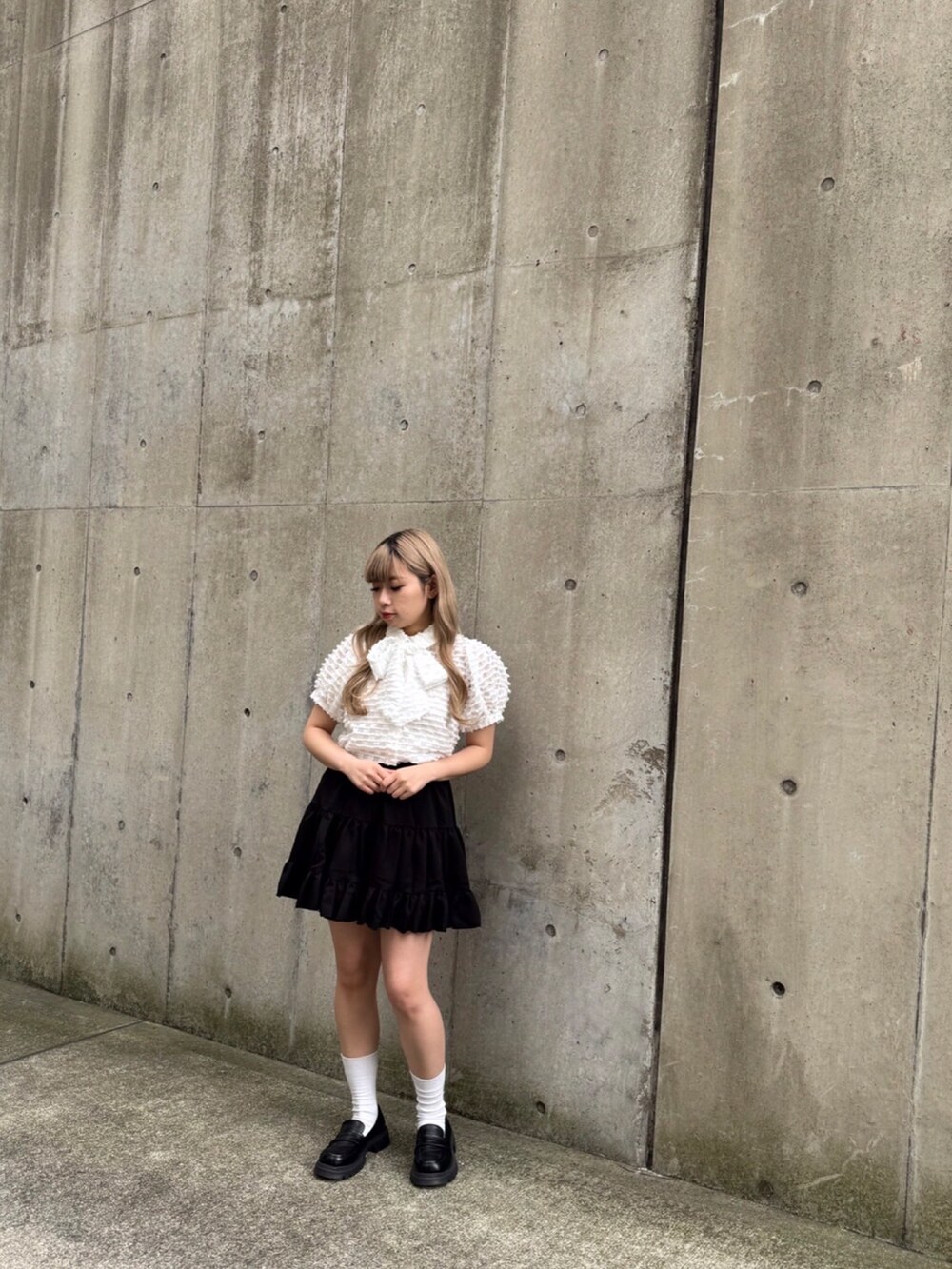 ホワイト系のシャツ/ブラウス、ブラック系のスカートを着用したレディースの夏コーディネートの3枚目の写真