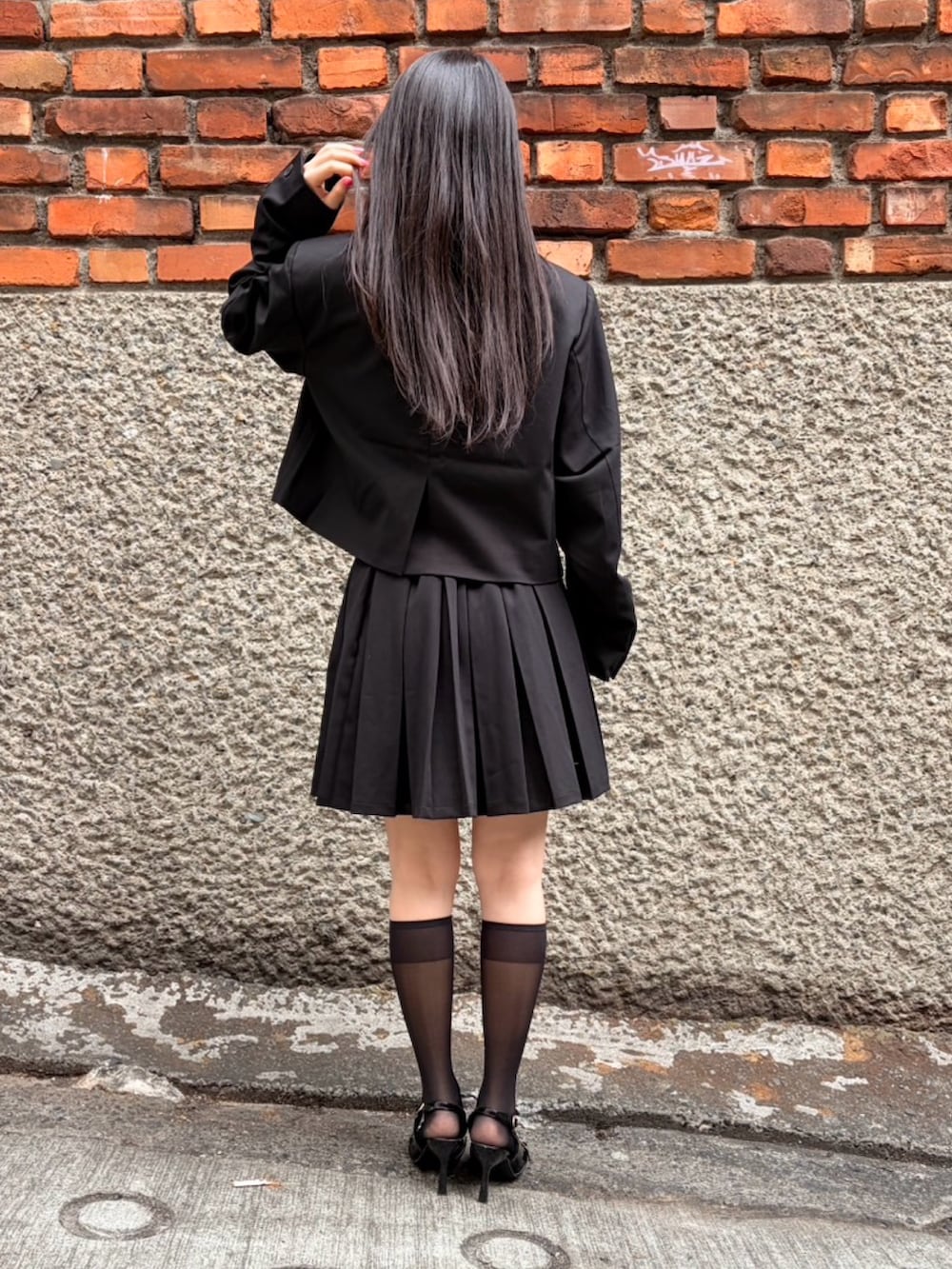 ブラック系のスカート、ブラック系のテーラードジャケット、ブラック系のシャツ/ブラウスを着用したレディースの冬コーディネートの3枚目の写真