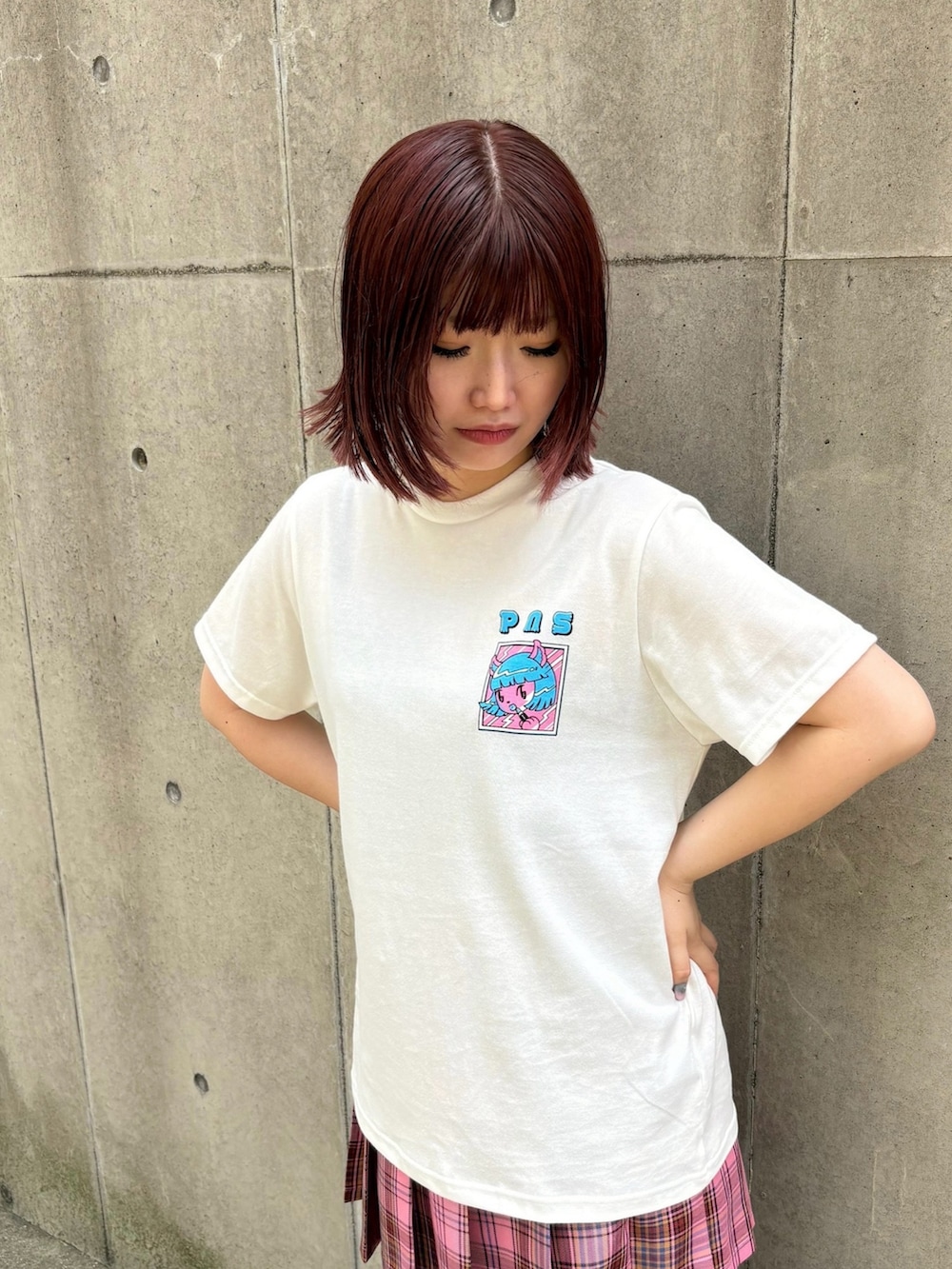 ホワイト系のTシャツ/カットソー、ピンク系のスカート、ブルー系のデニムパンツを着用したレディースの夏コーディネートの3枚目の写真